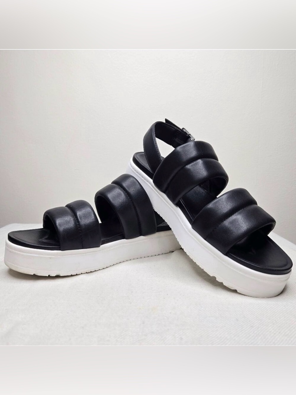 UGG Black leather Sandal Double Straps White platform size 9 buckle comfy